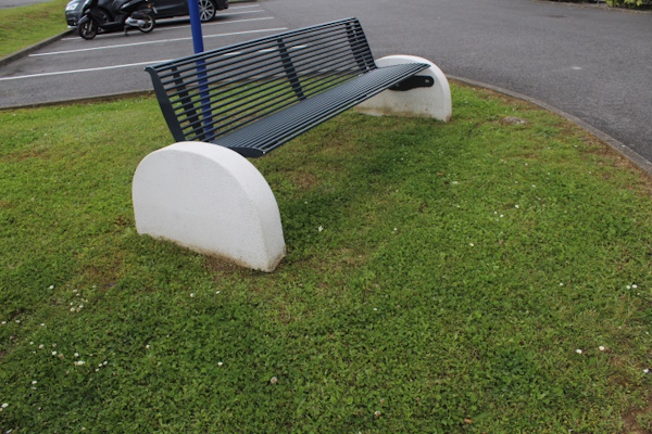 Banc acier & béton Makina sur site